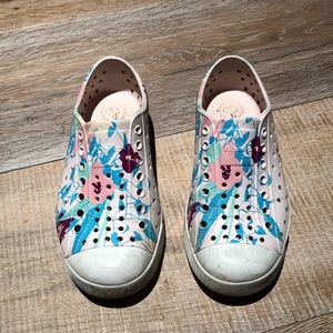 Girls pink tint, flowered Natives, sneaker style